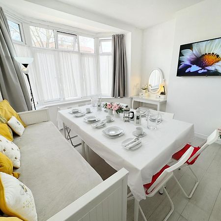 Luxurious House Near Excel- Air Conditioning, 9 Beds, 2 Baths, Garden, Fast Wifi Londres Exterior foto